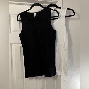 NWOT still in packaging. 4 pack Tank 2 White & 2 Black